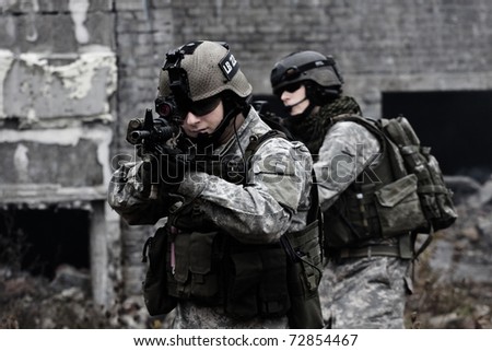 صور الجيش الامريكي Stock-photo-young-soldiers-with-guns-72854467