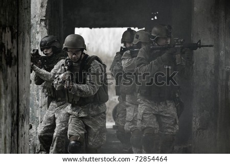 صور الجيش الامريكي Stock-photo-young-soldiers-with-guns-72854464