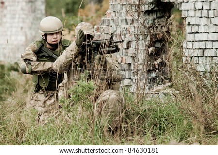 صور الجيش الامريكي Stock-photo-soldiers-in-us-army-special-forces-uniform-84630181