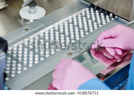 pharmacy medicine pill production conveyor