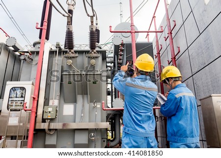 Workers use instrument testing power equipment