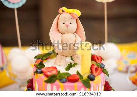Hare of mastic on the cake for child\'s birthday