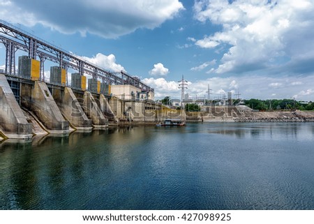 hydro power plant with closed upper gateways
