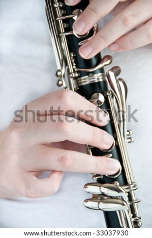 Vertical clarinet player