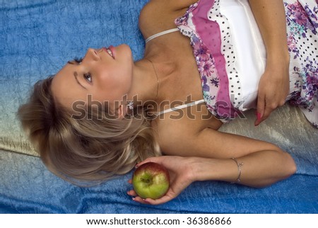 Romantic portrait of the young beautiful girl with an apple