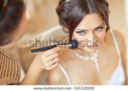 Stylist Makes Makeup Bride On The Wedding Day