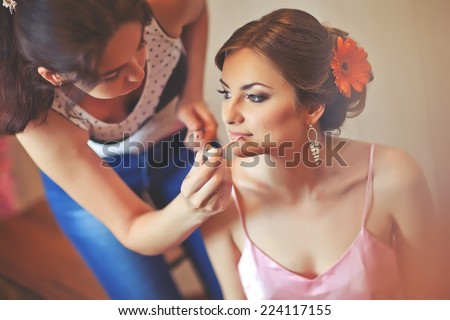 Stylist makes makeup bride on the wedding day