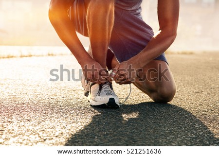 Runner ties his shoes