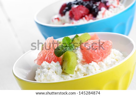 Cottage cheese in bowl with kiwi grapefruit and mint