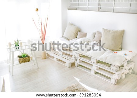 pallet interior home - white and bright sunny room
