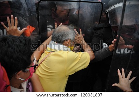 BANGKOK - NOV 24: Nationalist anti-government protesters from Pitak Siam clash with riot police on Makhawan Bridge on Nov 24, 2012 in Bangkok, Thailand.