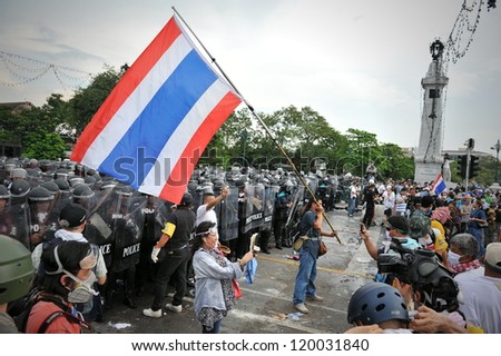 BANGKOK - NOV 24: Nationalist anti-government protesters from Pitak Siam rally at Makhawan Bridge on Nov 24, 2012 in Bangkok, Thailand. Pitak Siam are calling for the government to be overthrown.