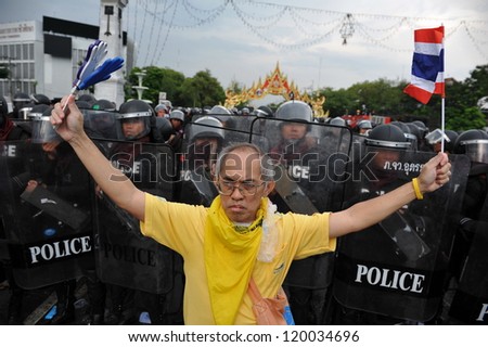 BANGKOK - NOV 24: A nationalist anti-government protesters from Pitak Siam confronts riot police on Makhawan Bridge on Nov 24, 2012 in Bangkok, Thailand.