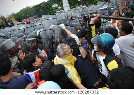 BANGKOK - NOV 24: Nationalist anti-government protesters from the Pitak Siam group clash with police on Makhawan Bridge on Nov 24, 2012 in Bangkok, Thailand.
