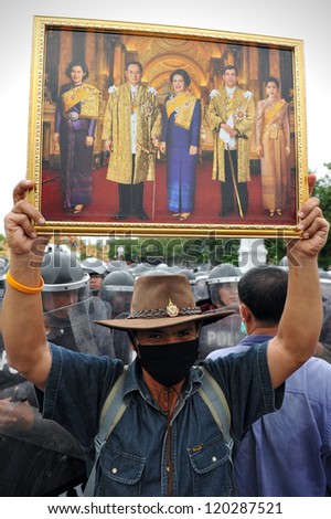 BANGKOK - NOV 24: Nationalist anti-government protesters from Pitak Siam rally at Makhawan Bridge on Nov 24, 2012 in Bangkok, Thailand. Pitak Siam are calling for the government to be overthrown.