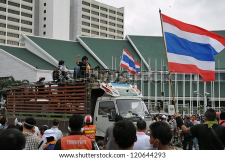 BANGKOK - NOV 24: Anti-government protesters from the nationalist Pitak Siam group protest outside the UN Asia Pacific headquarters on Makhawan Bridge on Nov 24, 2012 in Bangkok, Thailand.