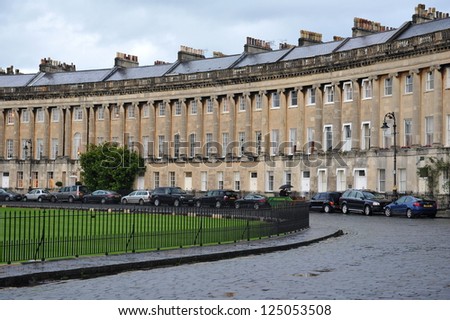BATH - OCT 4: View of the Royal Crescent designed by architect John Wood the Younger in late 18th century on Oct 4, 2012 in Bath, UK. The Royal Crescent consists of 30 terraced Georgian Town Houses.