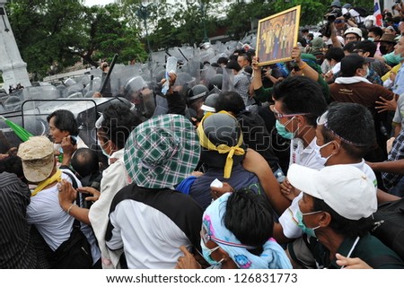 BANGKOK - NOV 24: Protesters from the nationalist Pitak Siam movement confront riot police during a violent anti-government rally on Nov 24, 2012 in Bangkok, Thailand.
