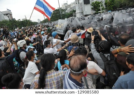 BANGKOK - NOV 24: Nationalist anti-government protesters from Pitak Siam clash with riot police at a rally on Makhawan Bridge on Nov 24, 2012 in Bangkok, Thailand.