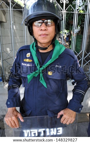 BANGKOK - AUG 1: Police on standby at Government House as the government invokes martial law amid threats to national security and planned anti-government rallies on Aug 1, 2013 in Bangkok, Thailand.
