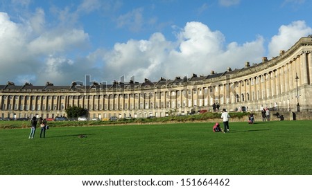 BATH - SEPT 28: View of the Royal Crescent designed late 18th century by architect John Wood the Younger on Sept 28, 2012 in Bath, UK. The Royal Crescent consists of 30 terraced Georgian town houses.