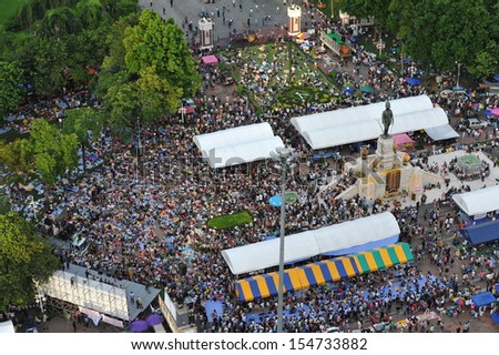 BANGKOK - AUG 4: Several thousand anti-government protesters rally at Lumpini Park on Aug 4, 2013 in Bangkok. The royalist protesters known as the People\'s Army call for the government to be removed.