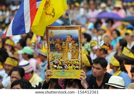 BANGKOK - AUG 4: Several thousand anti-government protesters rally at Lumpini Park on Aug 4, 2013 in Bangkok. The royalist protesters known as the People\'s Army call for the government to be removed.