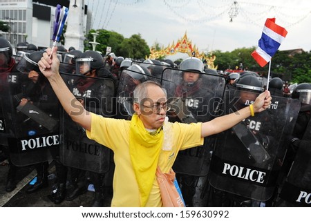 BANGKOK - NOV 24: A nationalist anti-government protesters from Pitak Siam confronts riot police on Makhawan Bridge on Nov 24, 2012 in Bangkok, Thailand.