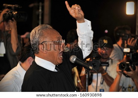 BANGKOK - OCT 31: Democrat MP Suthep Thausuban addresses a large anti-amnesty rally on Oct 31, 2013 in Bangkok, Thailand. Over 10,000 protesters gathered in opposition to the controversial bill.