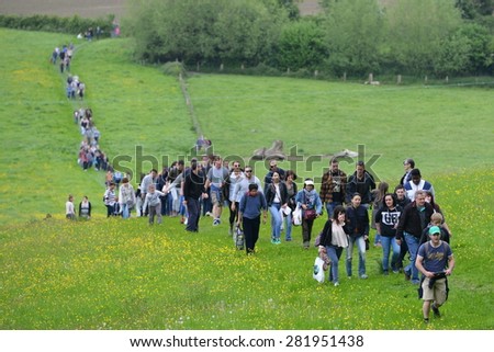 BROCKWORTH - MAY 25: Spectators make their way to the traditional cheese rolling races on Cooper\'s Hill on May 25, 2015 in Brockworth, UK. Thousands joined the unofficial annual Gloustershire event.