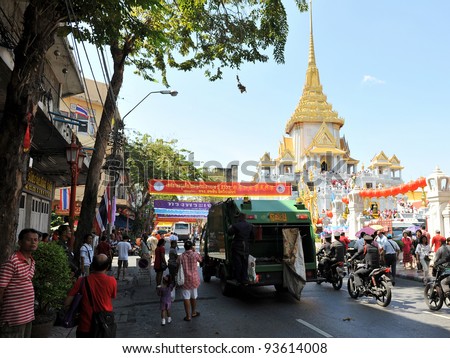 BANGKOK - JAN 23: View of Bangkok\'s Chinatown as residents and the ethnic Chinese community prepare to welcome in the year of the dragon on Jan 23, 2011 in Bangkok, Thailand.