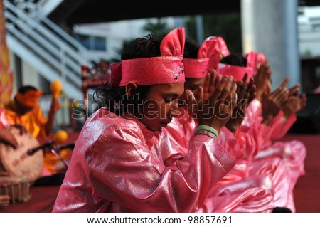 http://image.shutterstock.com/display_pic_with_logo/401914/98857691/stock-photo-bangkok-march-a-javanese-keplok-handclap-band-perform-at-the-thailand-arts-and-culture-98857691.jpg