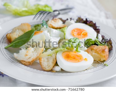 A fresh and light salad with egg and cheese