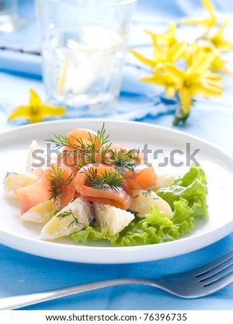 Potato salad with smoked salmon and lettuce