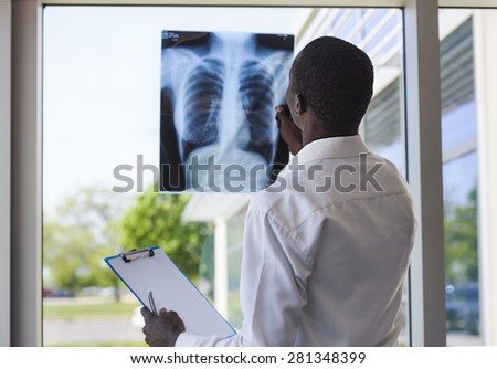 patient looking a lung radiography