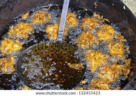 Indian vada (cake), fried in the oil, street food