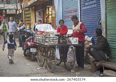 NEW DELHI - FEBRUARY 15: Man cooking and selling India's popular street food breakfast - egg tost omelete on February 15, 2013 in New Delhi, India.