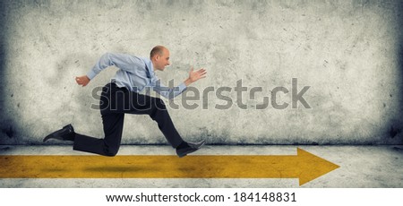 Business man run on yellow arrow