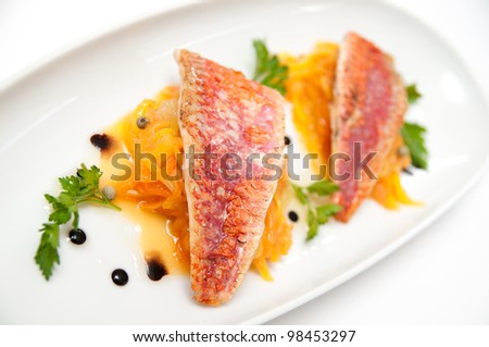Red mullet with mango, papaya and green pepper