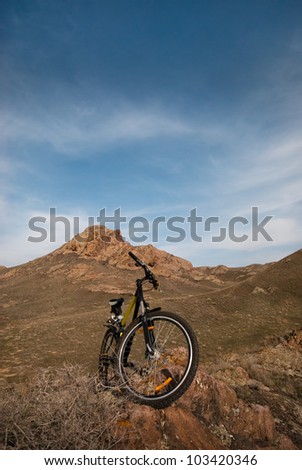 Mountain bicycle amongst hills