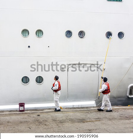 HONG KONG - JANUARY 8: worker clean the ship\'s side a cruiser on January 8, 2010 in Hong Kong. Hong Kong Cruise Terminals are located in the heart of Victoria Harbour