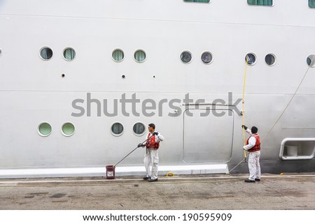 HONG KONG - JANUARY 8: worker clean the ship\'s side a cruiser on January 8, 2010 in Hong Kong. Hong Kong Cruise Terminals are located in the heart of Victoria Harbour