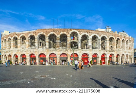 VERONA, ITALY  - AUG 5: visitors at the arena di verona on  Aug 5, 2009 in Verona, Italy.  The Arena was built by the Romans in the 1st century AD, in the Augustan period.