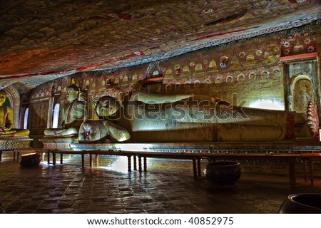 Buddah and painting in the famous rock tempel of Dambullah, Sri Lanka