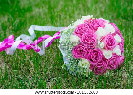 flowers roses wedding bouquet rings grass lawn