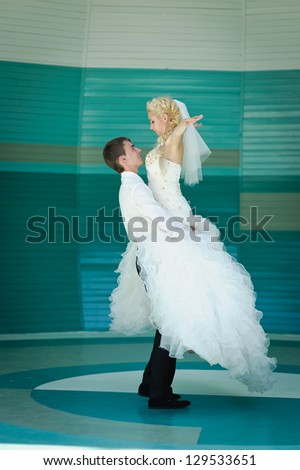 Bride and groom dancing the first dance outside at their wedding day. Wedding couple - new family! wedding dress. Bridal wedding bouquet of flowers