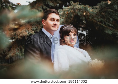 bride and groom. Happy married couple enjoying wedding day in nature. Elegant bride and groom posing together outdoors on a wedding day. wedding theme. Happy Valentine's Day!
