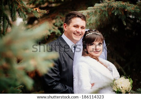 bride and groom. Happy married couple enjoying wedding day in nature. Elegant bride and groom posing together outdoors on a wedding day. wedding theme. Happy Valentine\'s Day!