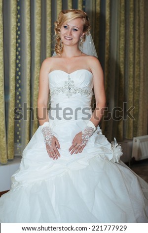 Beautiful sensual  bride in a luxurious restaurant at wedding day, newlywed romantic woman with wedding bouquet flowers. happy newlywed girl. marriage day. bride with flowers. Bride at restaurant.