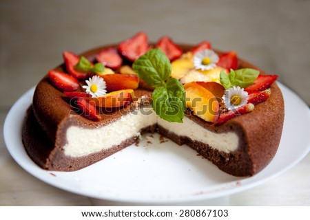 Chocolate cheesecake with fruits
